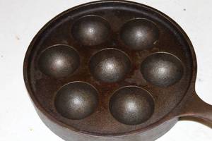 lot 373 image: Vintage #962 Griswold Abelskiver Pan 9-12