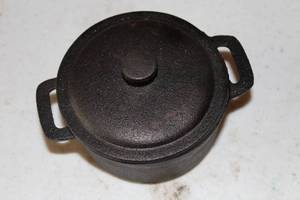lot 374 image: 4 Cast Iron Pot with Lid