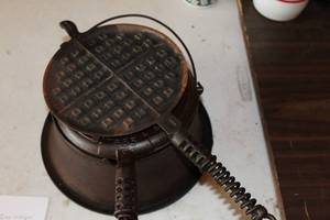 lot 375 image: Vintage Griswold #885 10 Cast Iron Waffle Maker with High Base