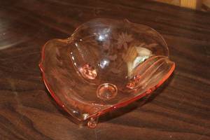 lot 385 image: Pink Glass Serving Bowl