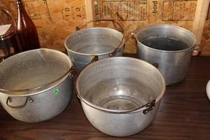 lot 389 image: Lot of (4) Cooking Pots