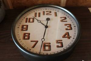 lot 394 image: Howard Miller Battery Powered Wall Clock