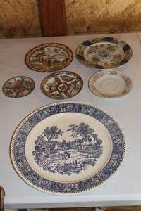 lot 401 image: Lot of (7) Decorative Plates