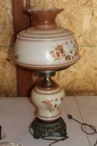 lot 405 image: Vintage Floral Glass Table Lamp