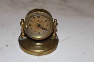 lot 418 image: Vintage Brass Table Clock