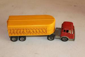 lot 438 image: Hubley Kiddie Toy Diecast Metal Semi Tractor Cattle Trailer Toy