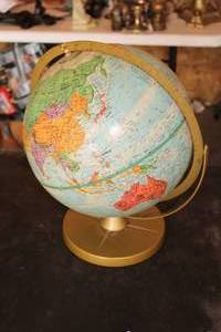 lot 423 image: 12 World Table Globe
