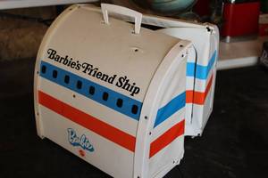 lot 422 image: Barbies Friend Ship Toy