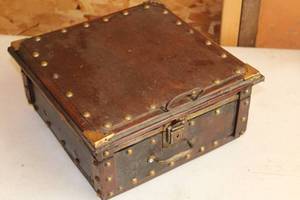 lot 470 image: Vintage Jewelry Box