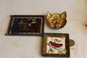 lot 476 image: Lot of (3) Home Dcor - Cat Face, Bird Wall Dcor, Stained Glass Wall Art