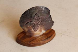lot 477 image: Sea Shell Table Dcor