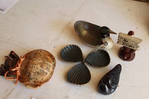 lot 474 image: Lot of (5) Home Dcor - Turtle Shell, Duck Dish, No Fishing Sign, Sea shells
