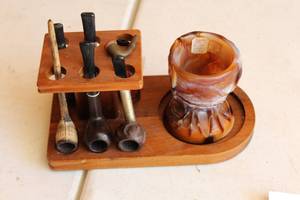 lot 488 image: Tobacco Pipe Collection 6-piece with Holder