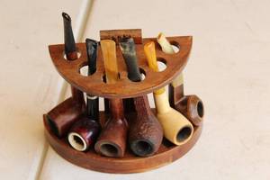lot 489 image: Tobacco Pipe Collection 6-piece with Holder