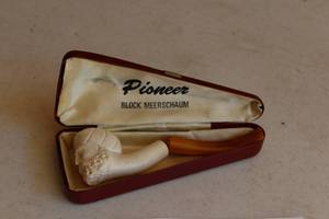 lot 504 image: Pioneer Tobacco Pipe with Case