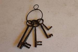 lot 500 image: Vintage Skeleton Keys on Key Ring