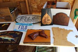 lot 513 image: Lot of (10) Wall Plaques - Filo, FILO Minnesota Plate, Fish Fear Me, Horse, Minnesota State