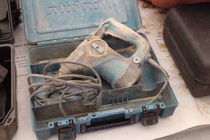 lot 913 image: Makita HR2811F Concrete Drill with Case