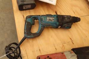 lot 919 image: Makita HR2621 Drill