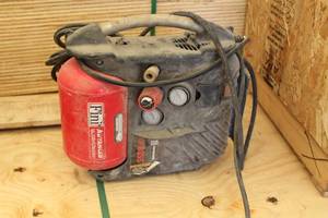 lot 923 image: 2013 Nuair Air Boss 1.2-Gallon 135 PSI 1.5 hp Horizontal Running Portable Air Compressor