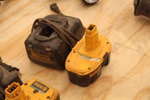 lot 926 image: DeWalt DW9116 7.2V-18V 1-Hour Battery Charger with DeWalt 18V XRP Battery