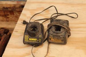 lot 928 image: DeWalt 7.2V-14.4V NiCd Battery Charger DW9118, 7.2V-18V 1-Hour Charger DW9116