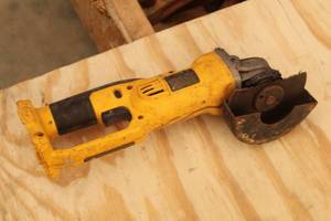 lot 930 image: DeWalt DC411 4-12 18V Cut-Off Tool