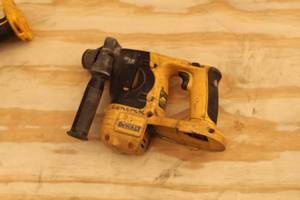 lot 933 image: DeWalt DC212 18V SDS Hammer