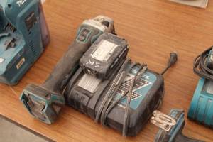 lot 939 image: Makita XAO04 4-12 18V Grinder with Battery, Charger