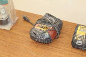 lot 949 image: DeWalt DCB101 Lithium Ion Battery Charger