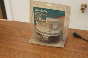 lot 950 image: Makita 18V 2.6Ah Battery (in original packaging)