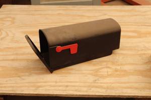 lot 962 image: Metal Mailbox