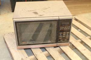 lot 963 image: Amana Radarange Household Microwave Oven