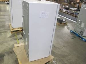 lot 707 image: Kenmore 18 cu. ft. Top Freezer Refrigerator with Glass Shelves and Garage Ready - NOT WORKING