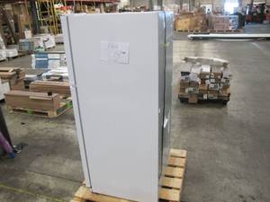 lot 724 image: Kenmore 18 cu. ft. Top Freezer Refrigerator with Glass Shelves and Garage Ready - NOT WORKING