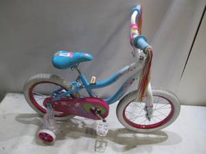 lot 750 image: Schwinn Iris 16 Kids Bike