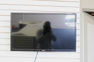 Toshiba 32 HD TV With Tilting Wall Mount