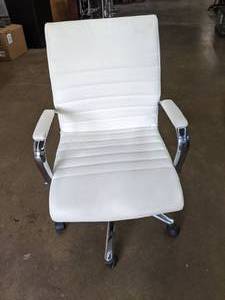 lot 129 image: White Faux Leather Desk Chair N