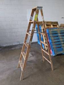 lot 133 image: Werner Wood Ladder W336 200lb Capacity N