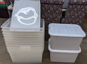 lot 147 image: A Collection of 12 Storage Containers in a Variety of Sizes and Lids N