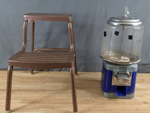 lot 148 image: A Step Stool and a Rhino Vending Beaver Machine X