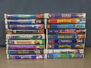 lot 329 image: Collection of 18 VHS Tapes Mostly Disney (Cinderella, Little Mermaid, Snow White) and Fly Away Home and More Z