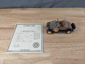 lot 206 image: Vintage The Danbury Mint 1931 Ford Model A Deluxe Roadster 124 Scale Die Cast Model Q