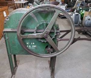 lot 184 image: Vintage John Deere 1B Corn Sheller Q
