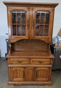 lot 186 image: Beautiful Wood Hutch Cabinet Q