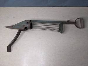 lot 353 image: Vintage BulbPotato Planter Q