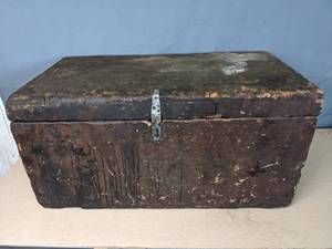 lot 273 image: Rustic AntiqueVintage Handmade Cedar Wood Chest Q