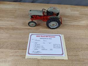 lot 218 image: Vintage The Danbury Mint 1952 Ford 8N Tractor Die Cast Model Q