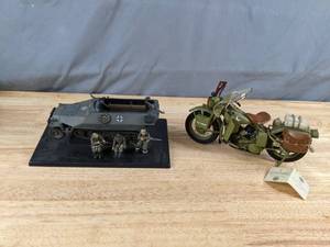 lot 230 image: Vintage Franklin Mint Precision Models 1942 Harley Davidson WLA Motorcycle 110 Scale and Military Tank Die Cast Models Q