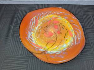 lot 14 image: Decorative Glass Plate Centerpiece by Scotts Glassblowing Studio R